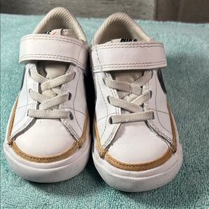 Nike Court Legacy Kids White and Tan Sneakers with black swoosh sz.5 1/2